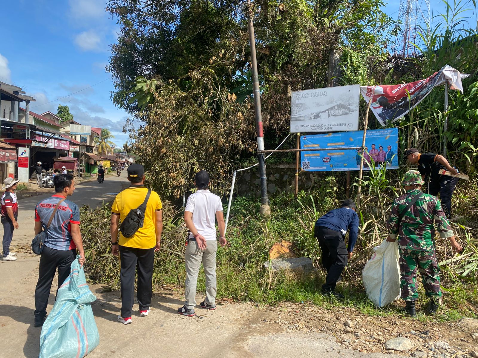 Polisi Kerja Bakti di Pasar Landak