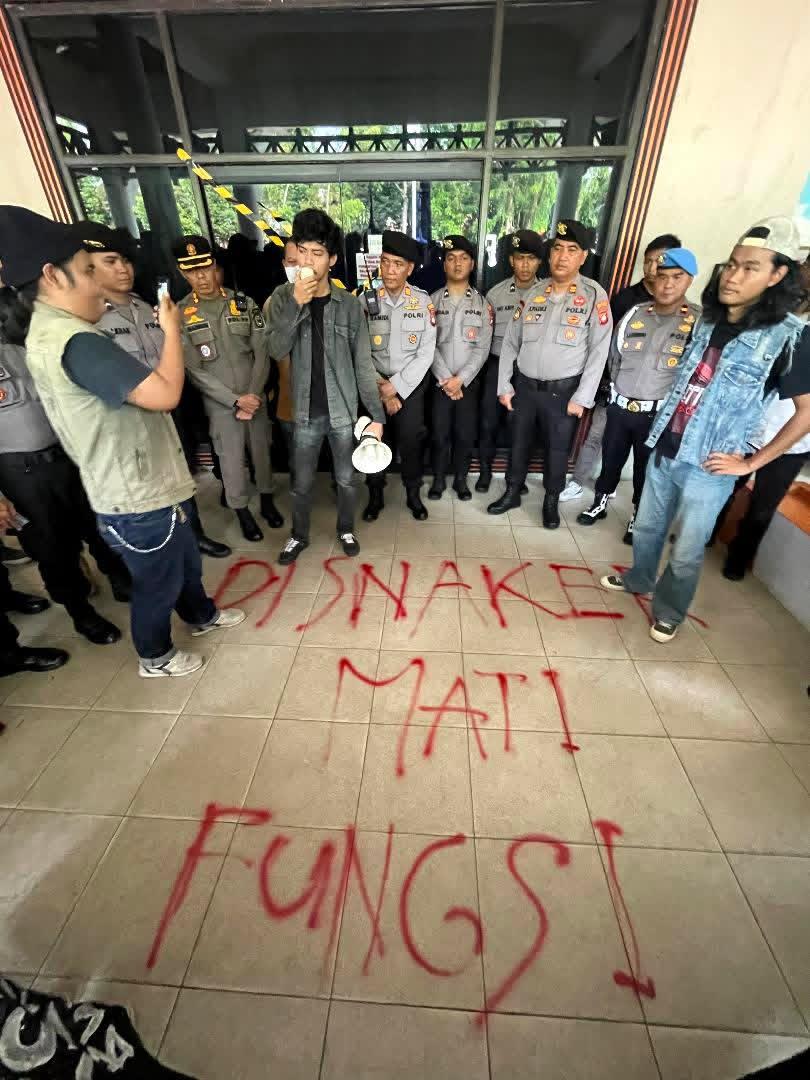 Aksi Demo Kantor Disnakertrans Kalimantan Barat
