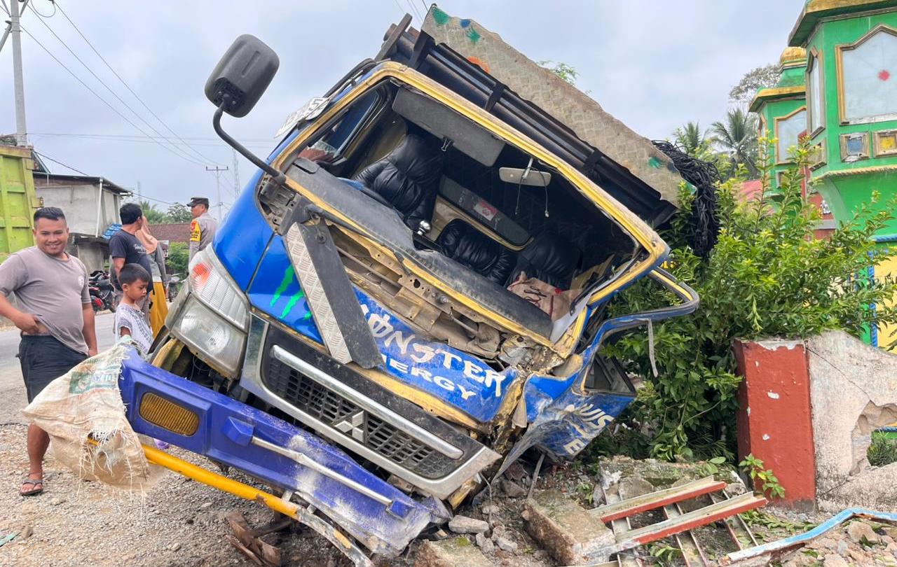 truk terguling